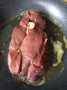 Превью Стейк из окорока северного оленя на кости 400-800 гр